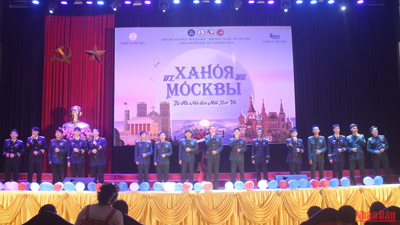 Курсанты из Вьетнамско-российского тропического центра поют в хоре песню «Мы – армия народа».