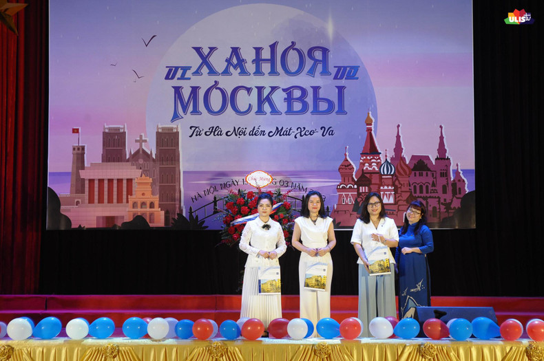 Декан Факультета русского языка и русской культуры ИИЯ при ХГУ Нго Тхи Минь Тху вручает подарки спонсорам программы. Декан Факультета русского языка и русской культуры ИИЯ при ХГУ Нго Тхи Минь Тху вручает подарки спонсорам программы.