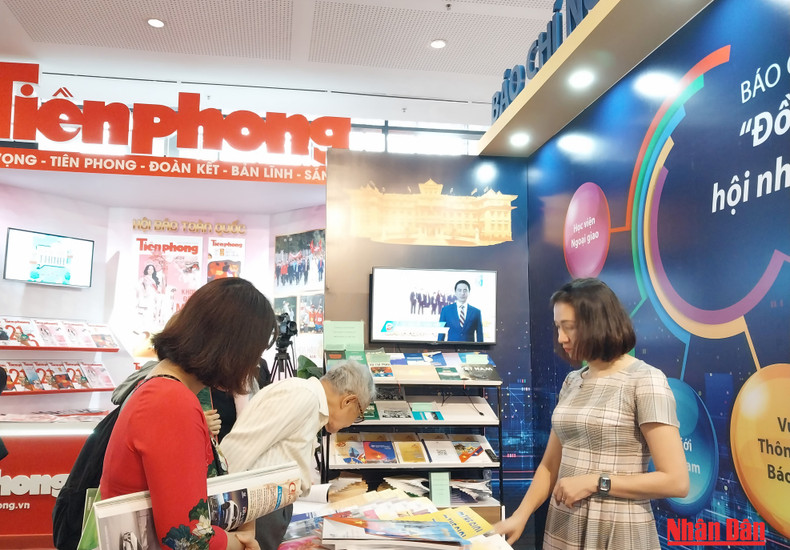 У стенда газеты «Тиенфонг». У стенда газеты «Тиенфонг».