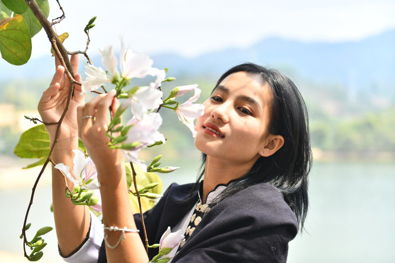 Девушка и цветы баухинии.