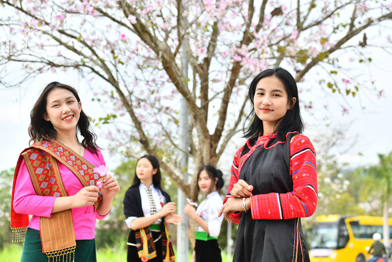 Девушки радуются весне горы и леса.