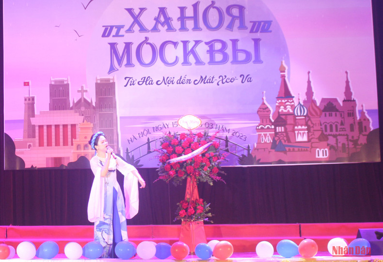 В вечере также приняла участие выпускница, окончившая институт несколько лет назад.