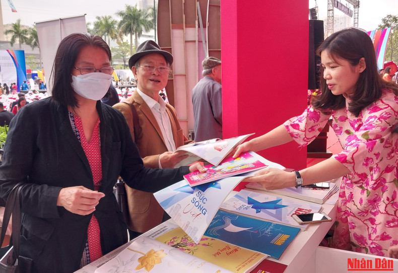 Многие люди интересуются изданиями газеты «Нянзан». Многие люди интересуются изданиями газеты «Нянзан».