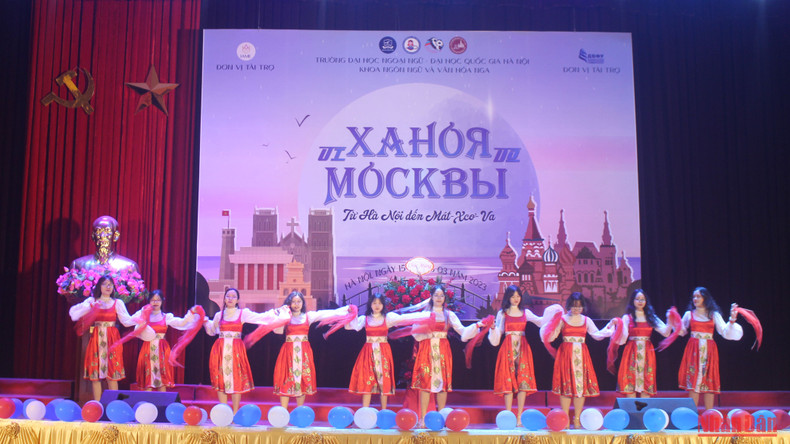 Художественный номер в исполнении студентов из Университета внешней торговли.