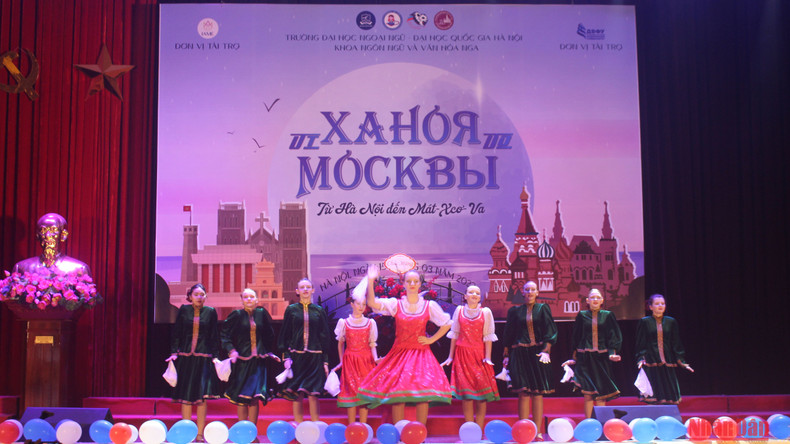 Русский перепляс в исполнении школьников из школы при Посольстве России во Вьетнаме.