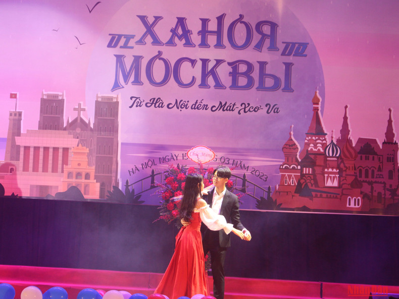 Художественный номер учеников из спецшколы Биенхоа (провинция Ханам).