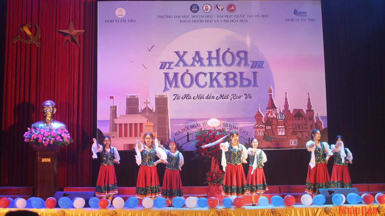 Танец в исполнении студентов из Ханойского университета.