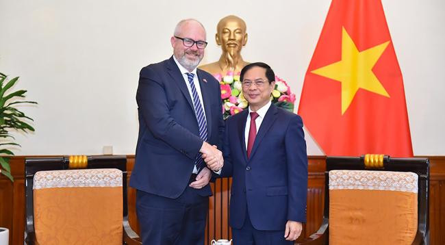 Министр Буй Тхань Шон и Министр Тим Эйрес. Фото: baoquocte.vn Министр Буй Тхань Шон и Министр Тим Эйрес. Фото: baoquocte.vn