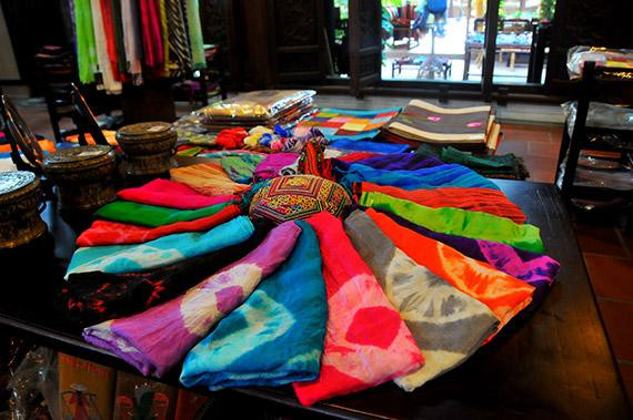 Шелковые изделия Ванфук очень разнообразны и богаты. Фото: dangcongsan.vn Шелковые изделия Ванфук очень разнообразны и богаты. Фото: dangcongsan.vn