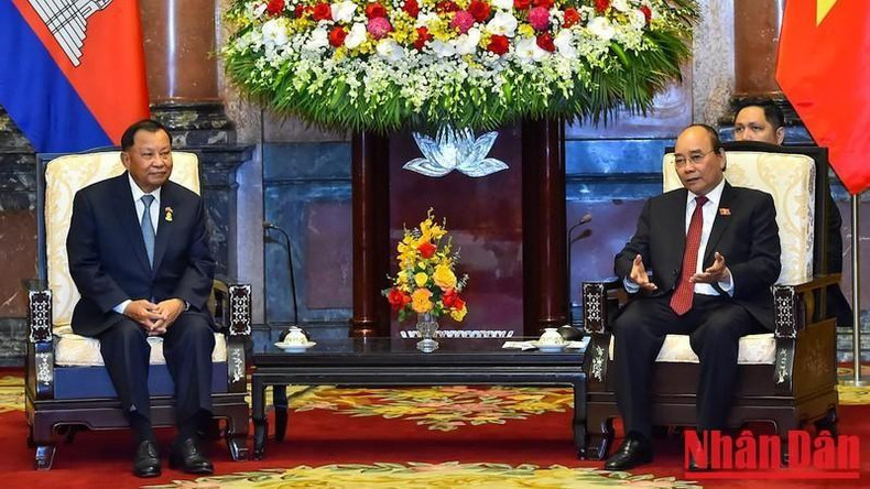 Президент Нгуен Суан Фук и Председатель Сената Камбоджи Самдек Сай Чхум. Президент Нгуен Суан Фук и Председатель Сената Камбоджи Самдек Сай Чхум.