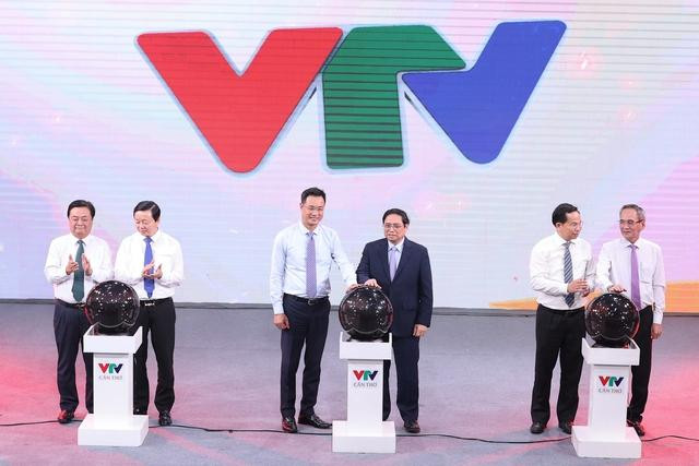 Премьер-министр Фам Минь Тьинь и делегаты нажимают на кнопку в знак открытия телеканала. Фото: VGP Премьер-министр Фам Минь Тьинь и делегаты нажимают на кнопку в знак открытия телеканала. Фото: VGP