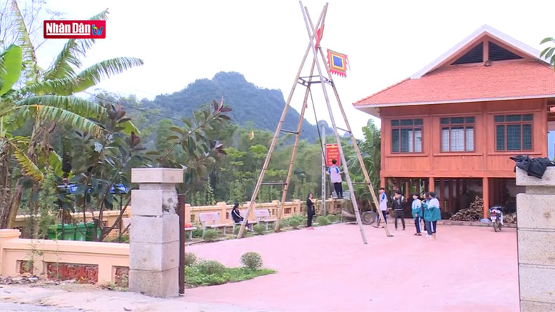 Качели – одно из традиционных развлечений, любимых представителями народности Тэй. Качели – одно из традиционных развлечений, любимых представителями народности Тэй.