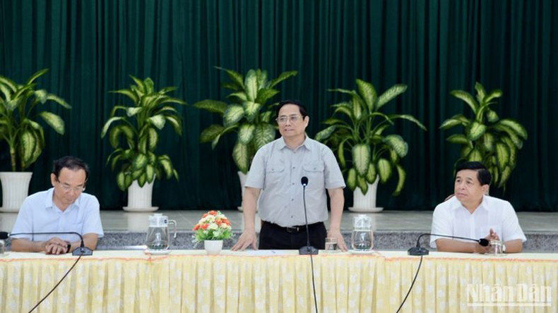 Премьер-министр Фам Минь Тьинь выступает на рабочей встрече в здании Народного комитета уезда Канжо. Фото: Тхань Жанг Премьер-министр Фам Минь Тьинь выступает на рабочей встрече в здании Народного комитета уезда Канжо. Фото: Тхань Жанг