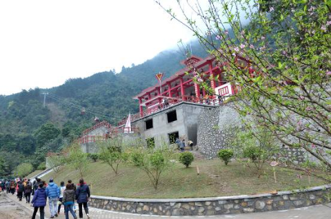 Туристы посещают достопримечательность Тэйтхиен. Фото: vnexpress.net