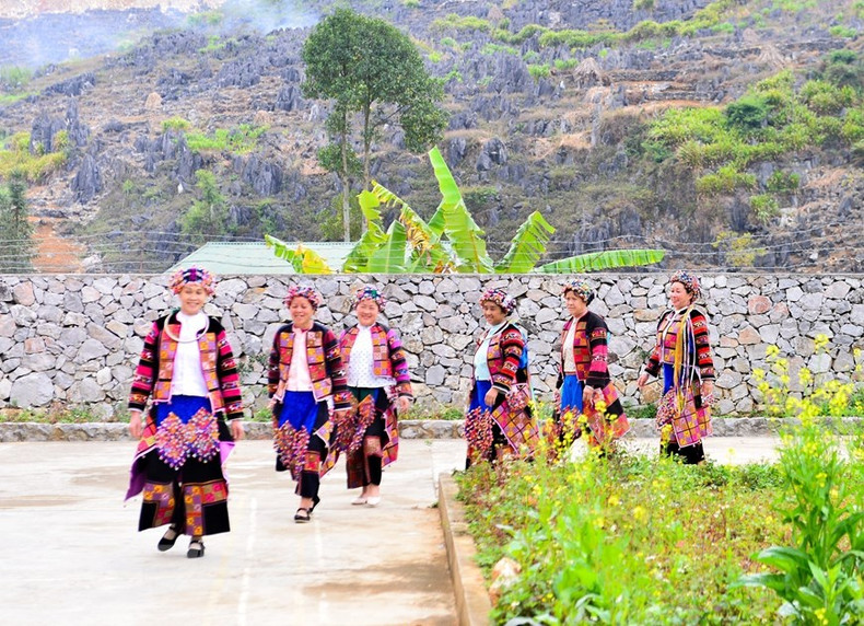 Женщины народности Лоло выглядят сияющими в своих традиционных костюмах. Женщины народности Лоло выглядят сияющими в своих традиционных костюмах.