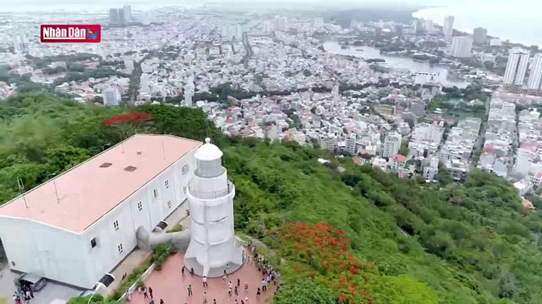 Маяк открывает посетителям панорамный вид на город Вунгтау. Маяк открывает посетителям панорамный вид на город Вунгтау.