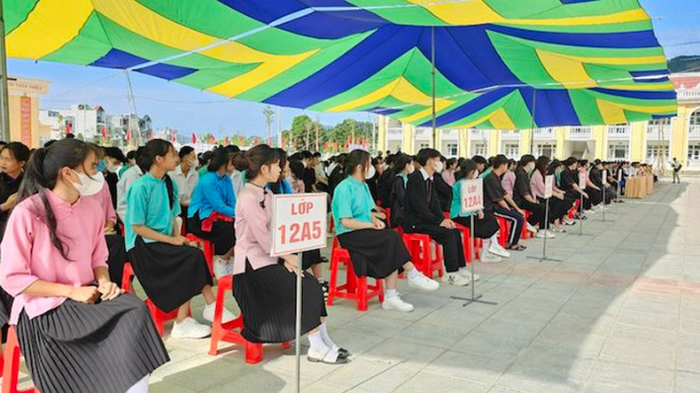 Ученики средней школы Биньлиеу в день открытия нового учебного года 2023-2024. Ученики средней школы Биньлиеу в день открытия нового учебного года 2023-2024.