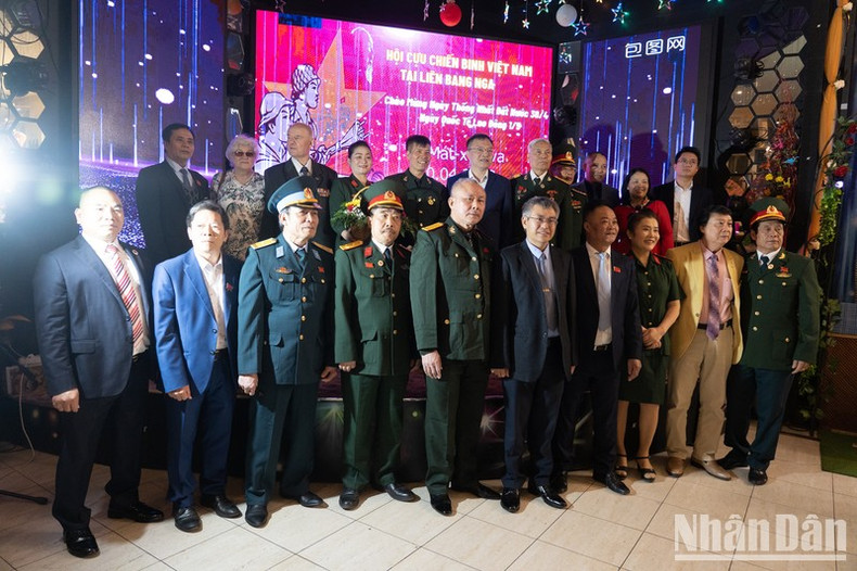 Члены Общества вьетнамских ветеранов войны в России и гости на встрече. Фото: Тхань Тхе Члены Общества вьетнамских ветеранов войны в России и гости на встрече. Фото: Тхань Тхе