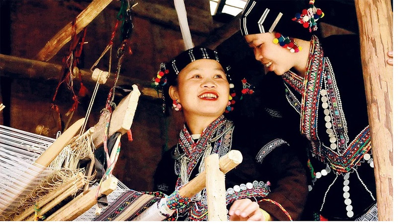 Женщины народности Лы за ткацким станком. Женщины народности Лы за ткацким станком.