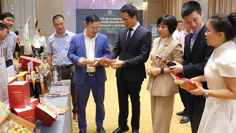 Гости посещают стенд продуктов OCOP провинции Куангнинь. Гости посещают стенд продуктов OCOP провинции Куангнинь.