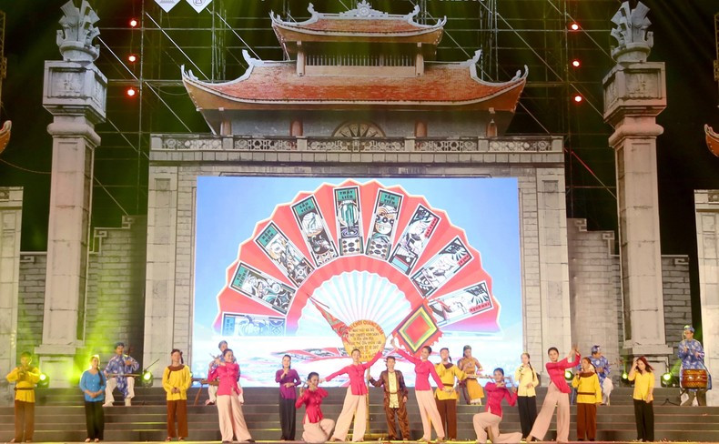 Искусство «байтьой» в исполнении мастеров и артистов из провинции Куангнам привлекает внимание зрителей. Искусство «байтьой» в исполнении мастеров и артистов из провинции Куангнам привлекает внимание зрителей.