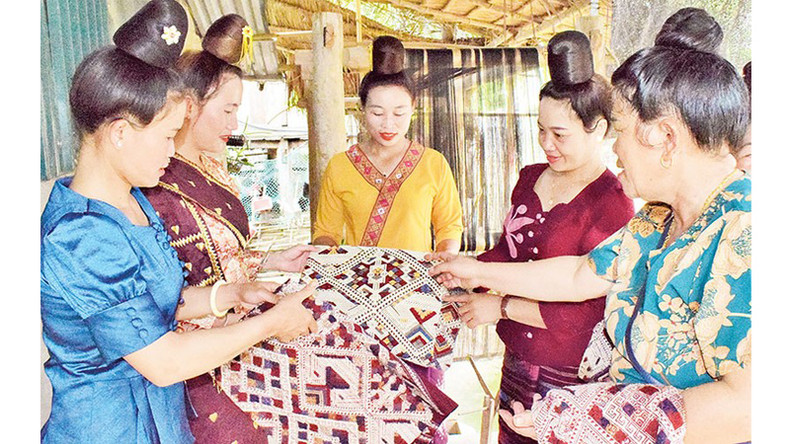 Женская одежда включает короткую рубаху с пуговицами, застегнутыми в прямой или диагональной линии, и длинную юбку от груди до середины икры ноги c шарфом.