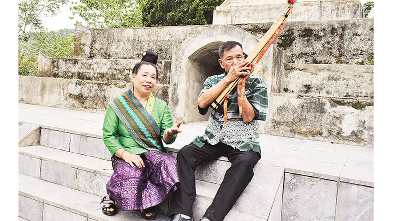 Для удобства в повседневной деятельности мужчины по-прежнему носят традиционные рубашки, а в качестве брюк используют темные брюки вместо традиционных брюк, окрашенных индиго.