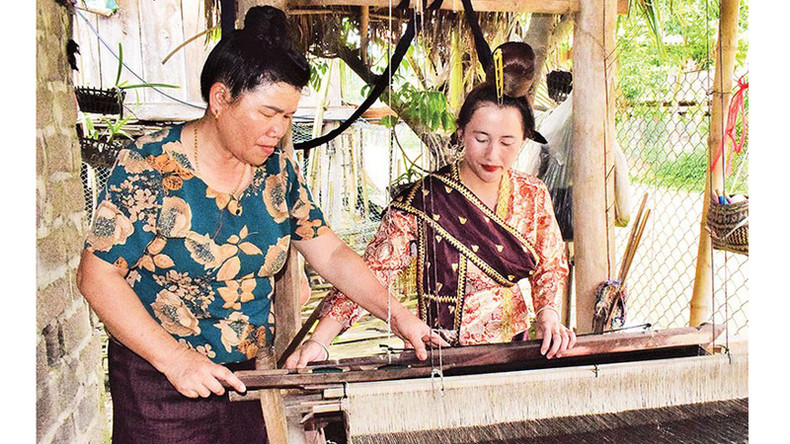 В общине Мыонгва до сих пор остается много домохозяйств, занимающихся ткачеством, вышивкой и шитьем парчовых костюмов народности Лао.
