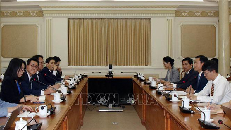 Зампредседателя Народного комитета г. Хошимина Буй Суан Кыонг работает с южнокорейской делегацией. Фото: ВИА Зампредседателя Народного комитета г. Хошимина Буй Суан Кыонг работает с южнокорейской делегацией. Фото: ВИА