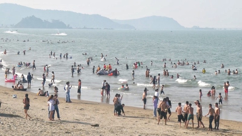 Туристы на пляже Кыало. Туристы на пляже Кыало.