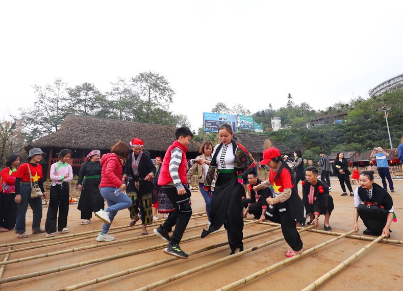 Туристы участвуют в танце с бамбуковыми стволами. Туристы участвуют в танце с бамбуковыми стволами.