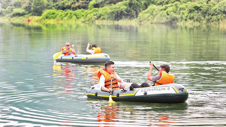 Туристы катаются на лодках в самом сердце озера Камшон. Туристы катаются на лодках в самом сердце озера Камшон.