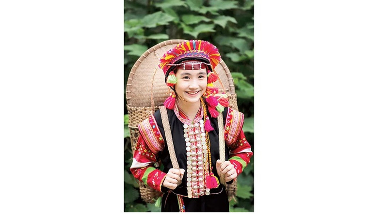Женщина народности Лаху в традиционном костюме. Женщина народности Лаху в традиционном костюме.