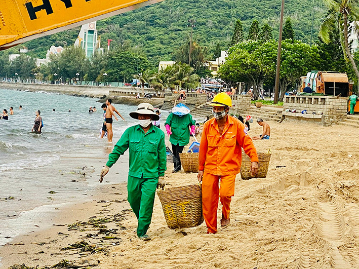 Уборка мусора на пляже Вунгтау. Фото: baobariavungtau.com.vn Уборка мусора на пляже Вунгтау. Фото: baobariavungtau.com.vn