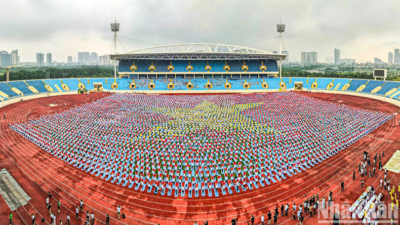 5 тыс. практикующих йогу сформировали государственный флаг. Это является заметной чертой программы. 5 тыс. практикующих йогу сформировали государственный флаг. Это является заметной чертой программы.
