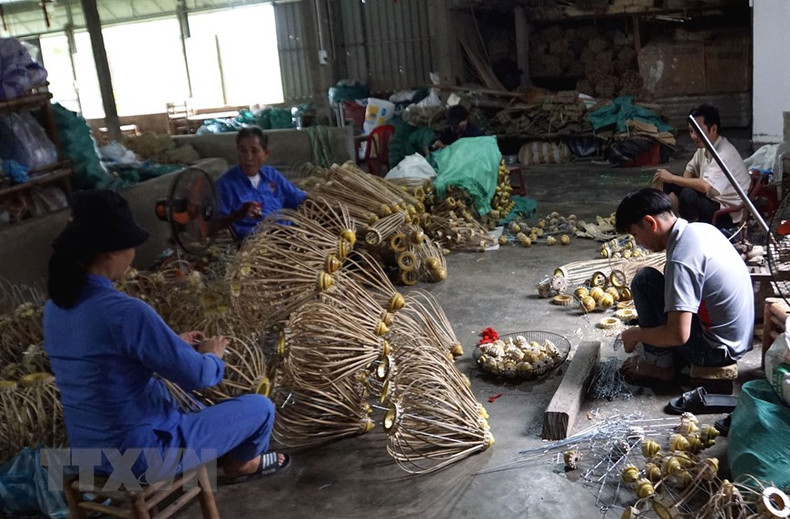 Ремесленники выполняют стадии изготовления фонарей. Ремесленники выполняют стадии изготовления фонарей.