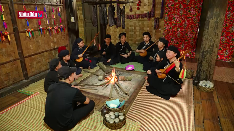 Семьи, живущие в заповеднике, вместе поддерживают и сохраняют драгоценные традиционные культурные особенности. Семьи, живущие в заповеднике, вместе поддерживают и сохраняют драгоценные традиционные культурные особенности.