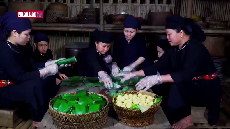 Посетители деревни имеют возможность наслаждаться типичными для деревни традиционными блюдами. Посетители деревни имеют возможность наслаждаться типичными для деревни традиционными блюдами.