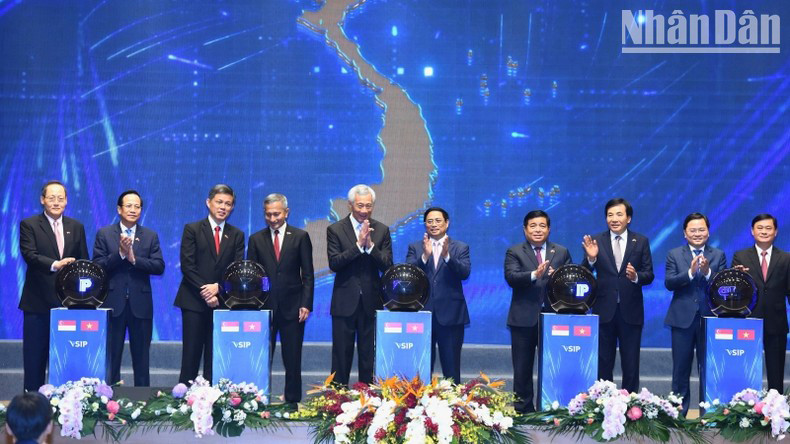 Премьер-министр Фам Минь Тьинь и Премьер-министр Ли Сяньлун на церемонии закладки фундамента новых проектов VSIP.