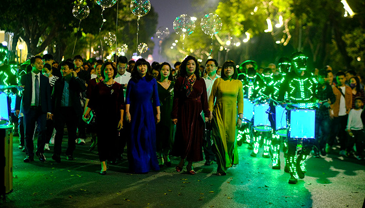 Делегаты на пешеходной улице Диньтиенхоанг.