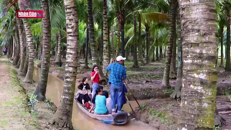 Катание на лодке по узким каналам – любимое занятие туристов, посещающих остров Танлок. Катание на лодке по узким каналам – любимое занятие туристов, посещающих остров Танлок.