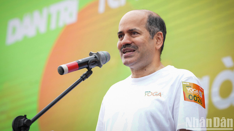 На программе выступил Посол Индии во Вьетнаме Сандип Арья. В качестве практикующего йогу, он был удивлен и впечатлен интересом вьетнамцев к йоге. На программе выступил Посол Индии во Вьетнаме Сандип Арья. В качестве практикующего йогу, он был удивлен и впечатлен интересом вьетнамцев к йоге.