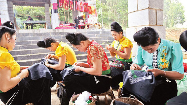 Девушки народности Тхай с детства учатся ткать и вышивать платки. Девушки народности Тхай с детства учатся ткать и вышивать платки.