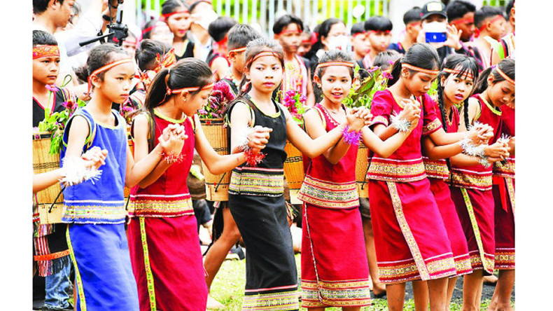 Школьники города Контум в традиционных парчовых костюмах. Школьники города Контум в традиционных парчовых костюмах.