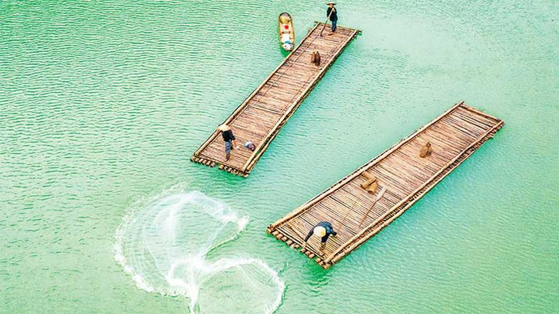 Рыбаки ловят рыбу на озере Тхангхен. Фото: До Туан Хунг Рыбаки ловят рыбу на озере Тхангхен. Фото: До Туан Хунг