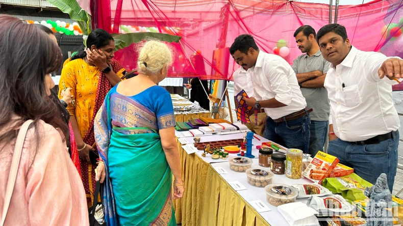 На фестивале представлены индийские блюда и ремесленные изделия.