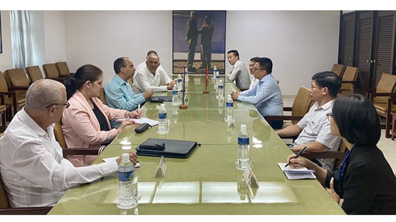 Товарищ Ле Куок Минь работает с Заведующим Идеологическим отделом ЦК КПК. Фото: ВИА Товарищ Ле Куок Минь работает с Заведующим Идеологическим отделом ЦК КПК. Фото: ВИА