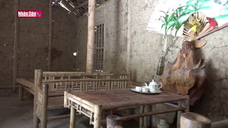 Бамбуковые стулья и стол, аналогичные предметы делали фермеры в дельте Красной реки в 1960-ых годах.