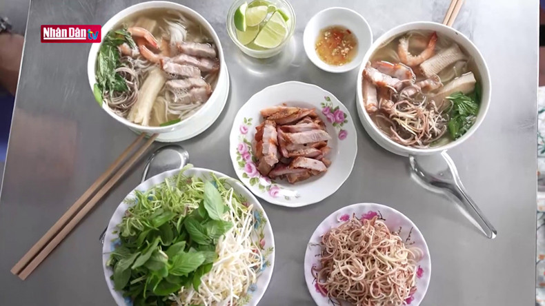 Чаша готового горячего супа с лапшой Шокчанг источает приятный аромат. Чаша готового горячего супа с лапшой Шокчанг источает приятный аромат.