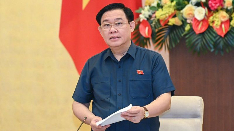 Председатель НС Выонг Динь Хюэ выступает на заседании.